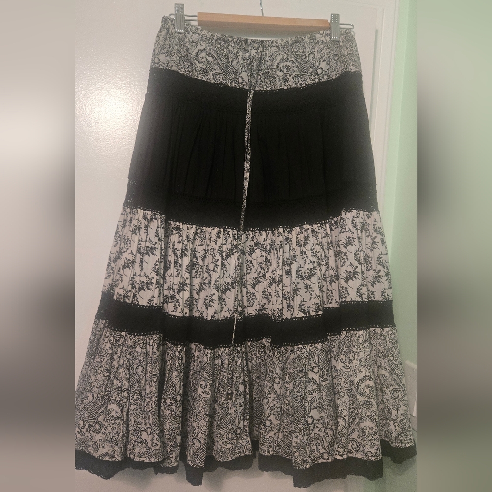 Guess Black and White Skirt Size SMALL